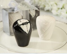 Ceramic Bride And Groom Salt & Pepper Shakers Wedding Favor (Set of 2) (051005574)