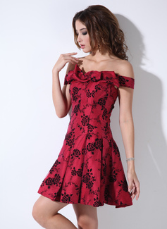 A-Line/Princess Off-the-Shoulder Short/Mini Satin Lace Homecoming Dress (022017163)