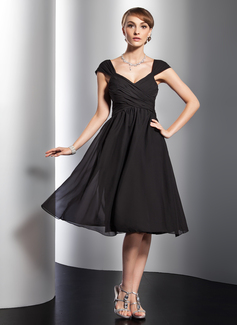 A-Line/Princess V-neck Knee-Length Chiffon Homecoming Dress With Ruffle (022014839)