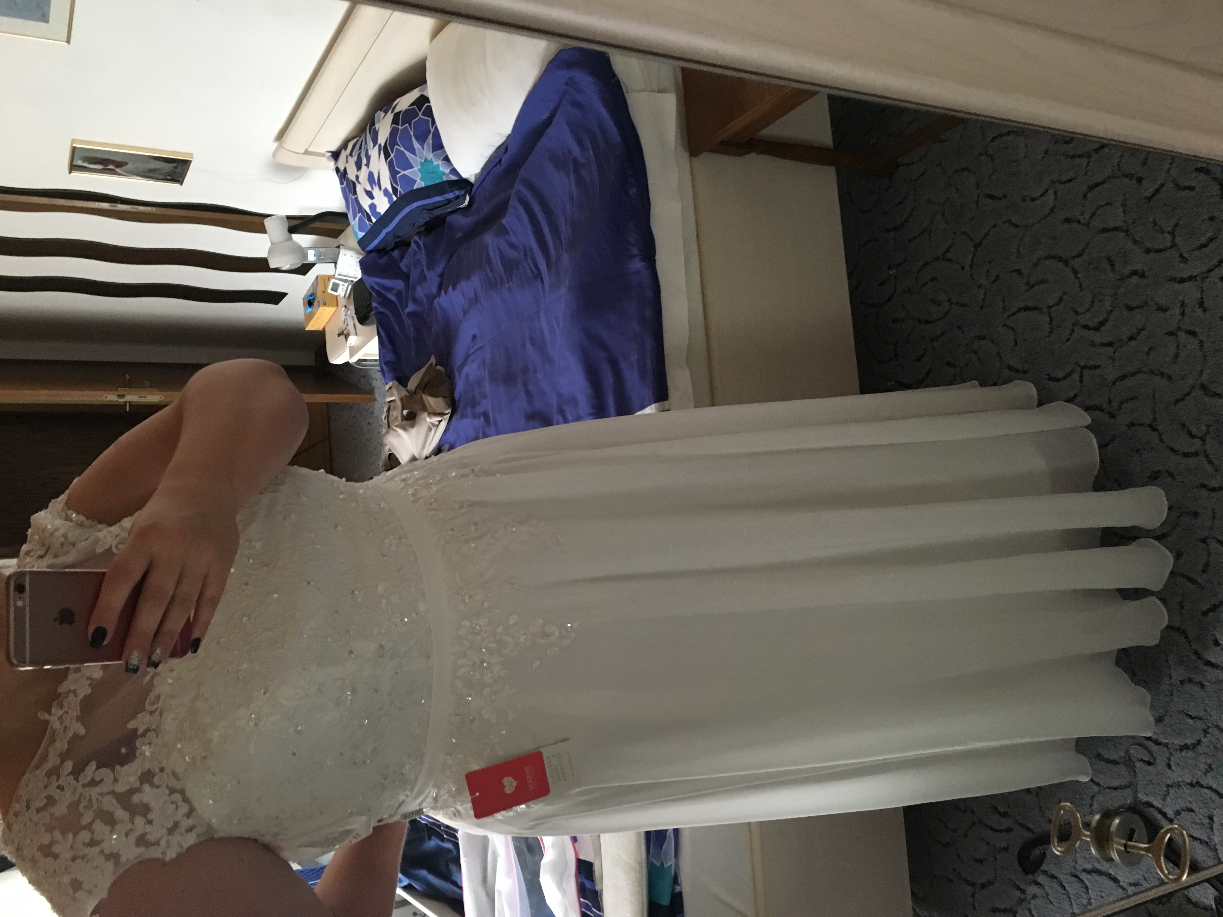 A-Line/Princess Scoop Neck Sleeveless Floor-length Wedding Dress with  Lace Appliques