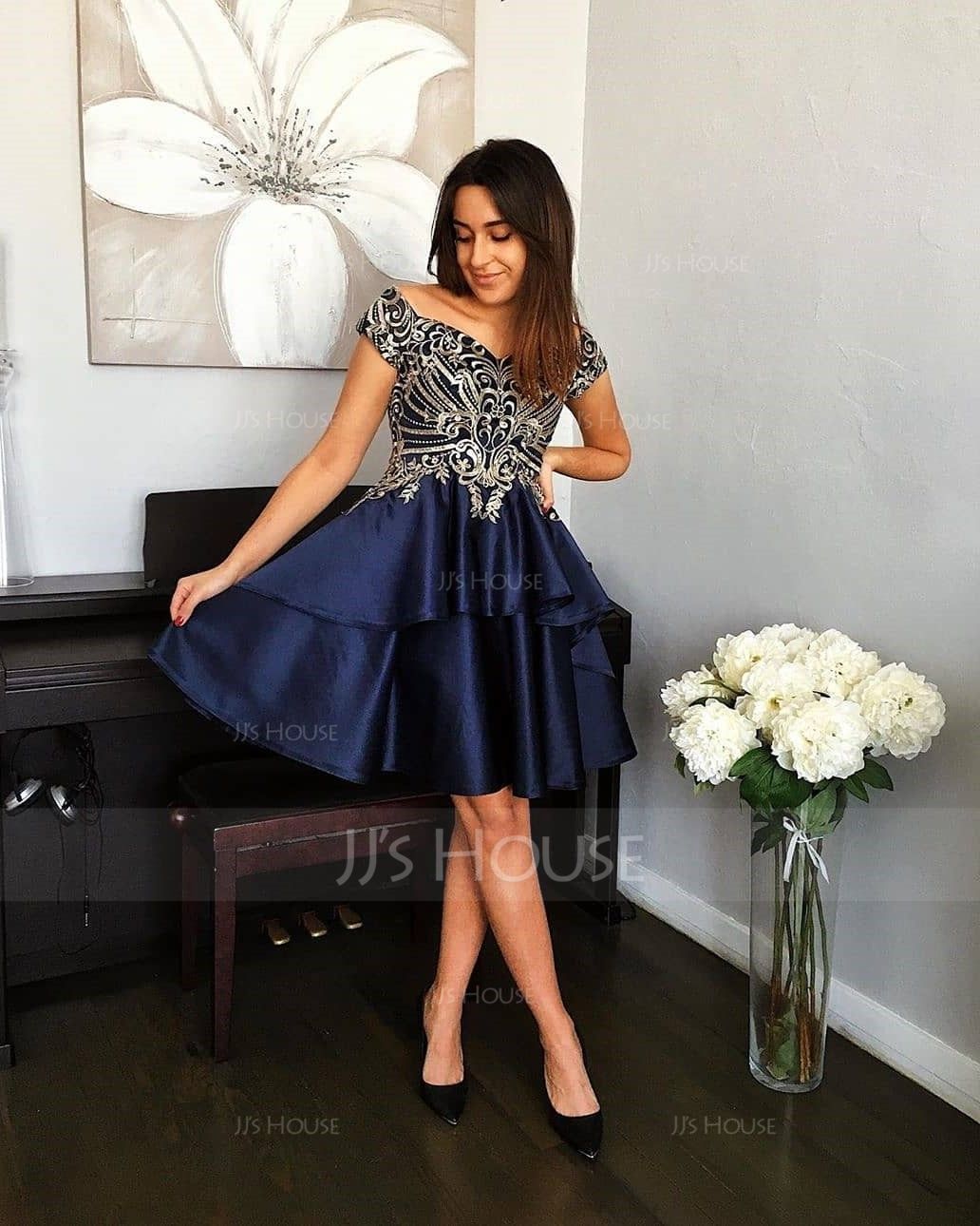 A-Line Off-the-Shoulder Short/Mini Satin Homecoming Dress With Lace (022203126)