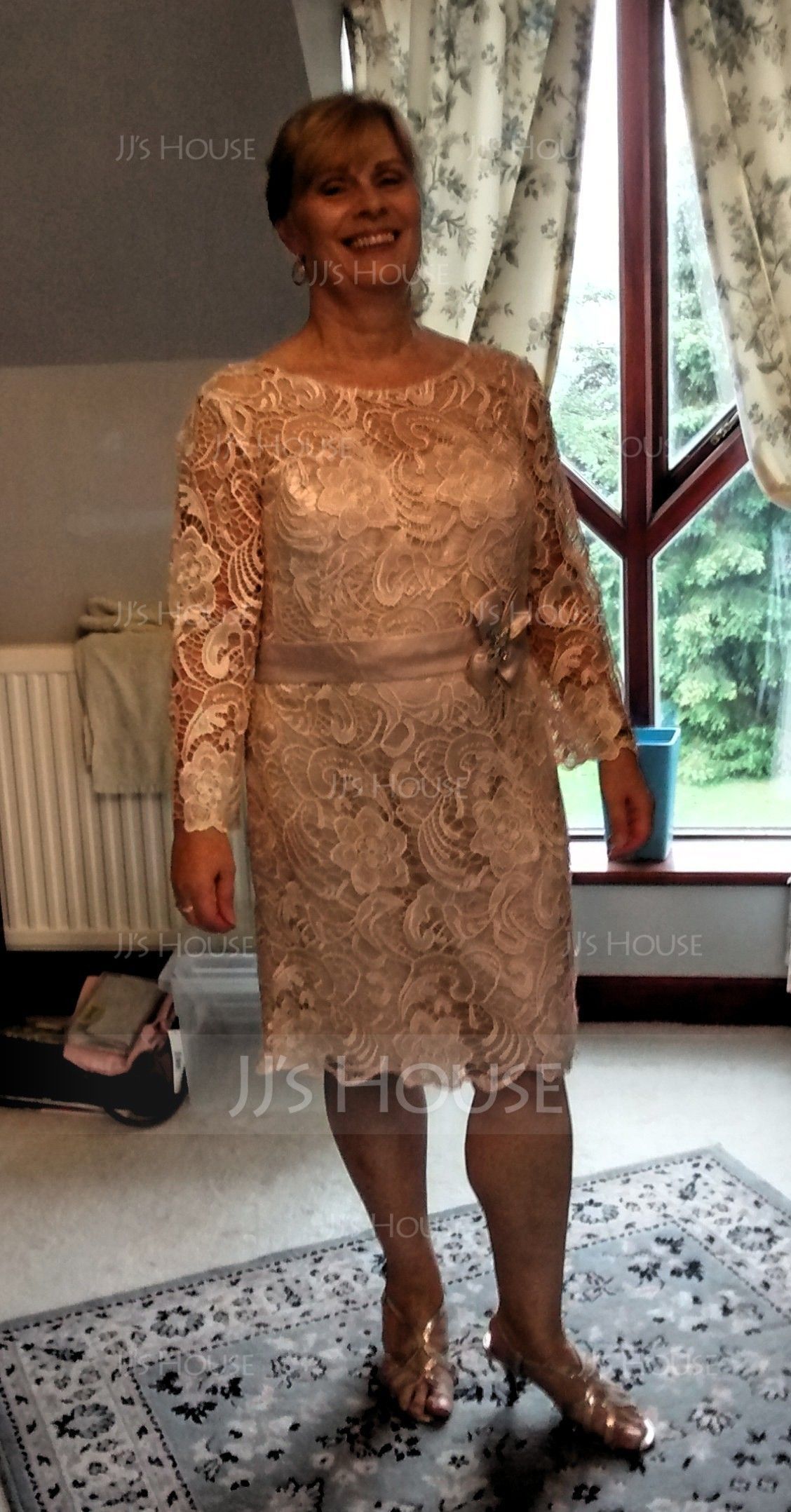 Sheath/Column Scoop Neck Knee-Length Lace Mother of the Bride Dress With Beading Flower(s) (008062563)