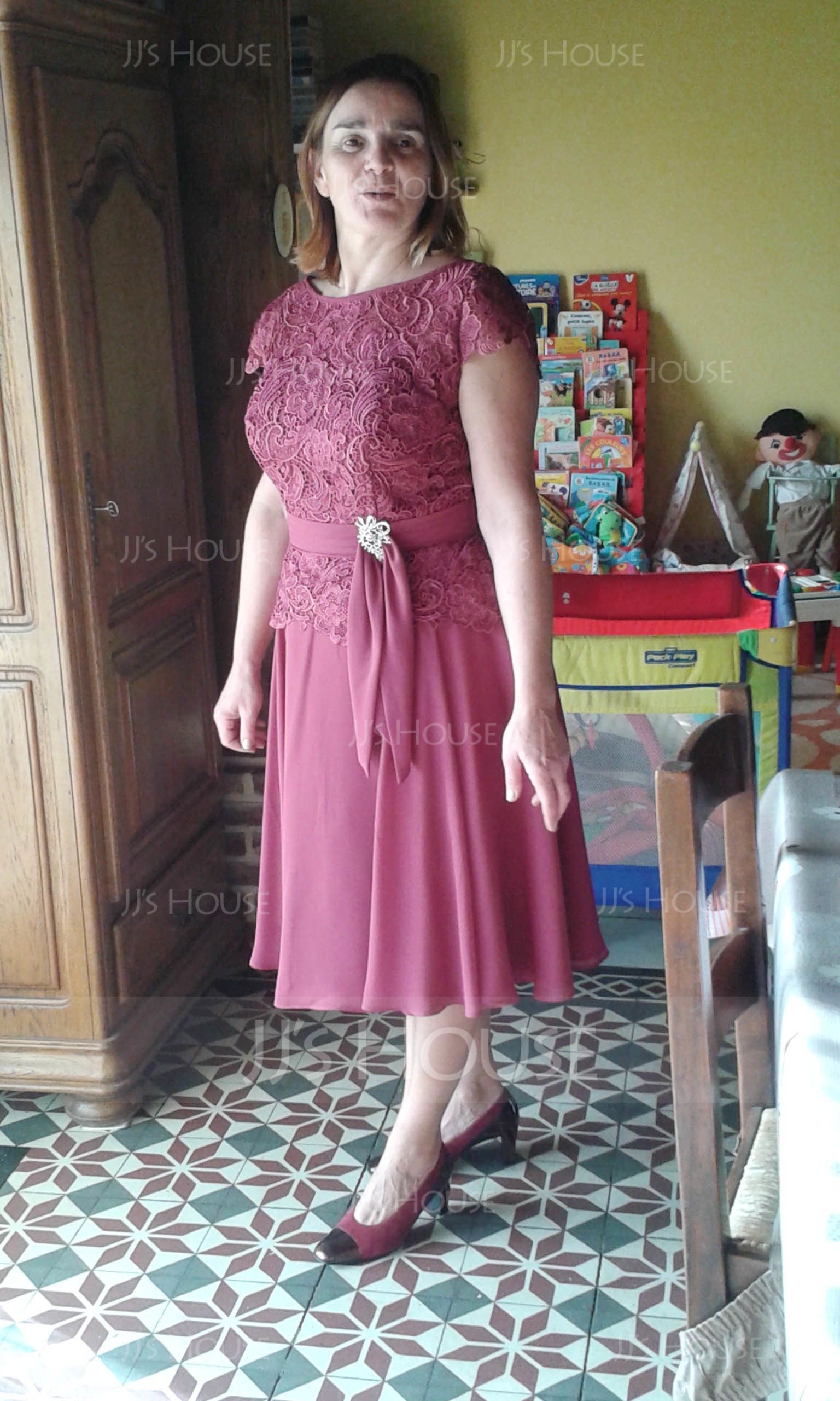 A-Line Scoop Neck Knee-Length Chiffon Lace Mother of the Bride Dress With Beading (008131948)